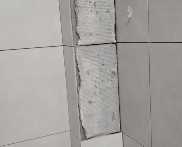 博爱瓷砖空鼓维修公司分享下瓷砖施工前基层浇水润湿程度不足，可能导致以下问题